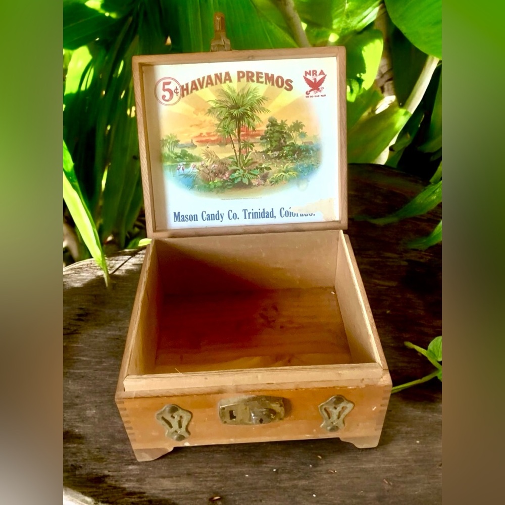 Vintage Footed  "5 Havana Premos Cigar Box Collectible